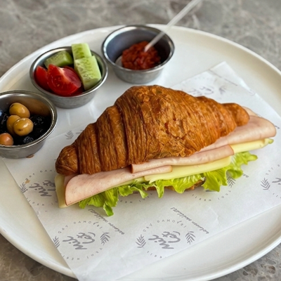 Avokadolu Kruvasan Sandviç