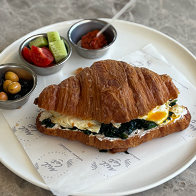 Poşe Yumurta &amp; Ispanaklı Kruvasan Sandviç